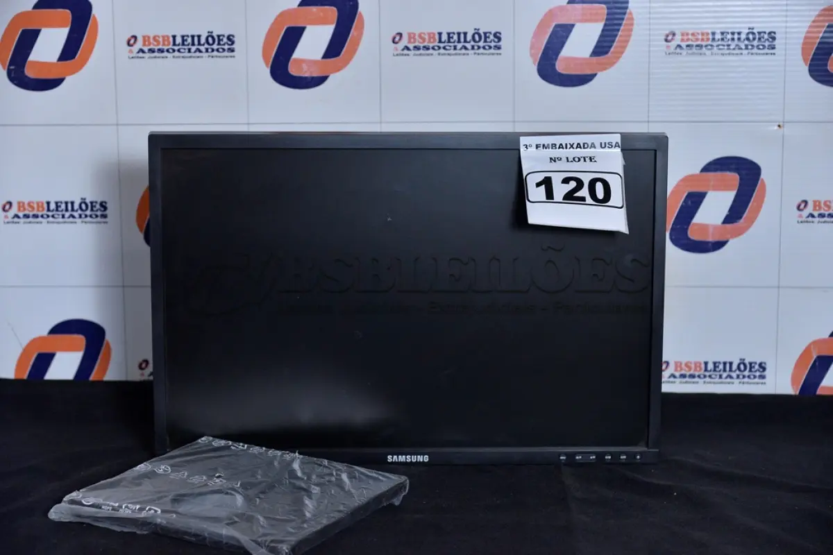 LOTE 120 - 01 MONITOR 22’’ LCD SEM O PÉ MARCA SAMSUNG. (NO ESTADO) AV9705H