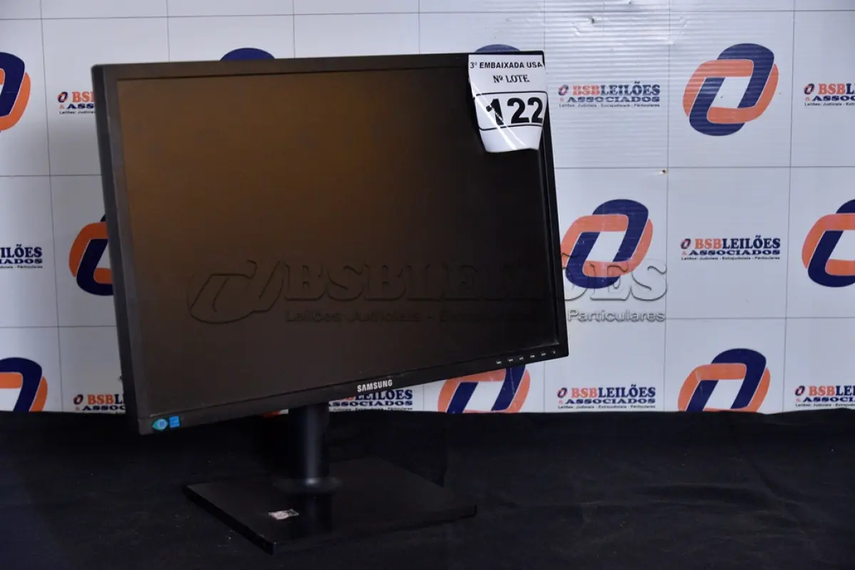 LOTE 122 - 01 MONITOR 22’’ LCD SEM O PÉ MARCA SAMSUNG. (NO ESTADO) AV9705U
