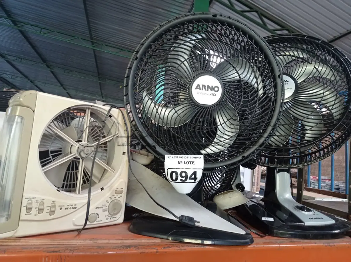 LOTE 094 - 01 LOTE COM VENTILADORES PARA RETIRADA DE PEÇAS. (NO ESTADO) ATENÇÃO! FAZER A VISITAÇÃO ANTES DE ARREMATAR, NÃO SABEMOS SE FUNCIONA. LEILÃO NÃO TEM GARANTIA E NEM DEVOLUÇÃO, SUJEITO A POSSÍVEIS AVARIAS VISÍVEIS/OCULTAS E/OU AUSÊNCIA DE COMPONENTES.