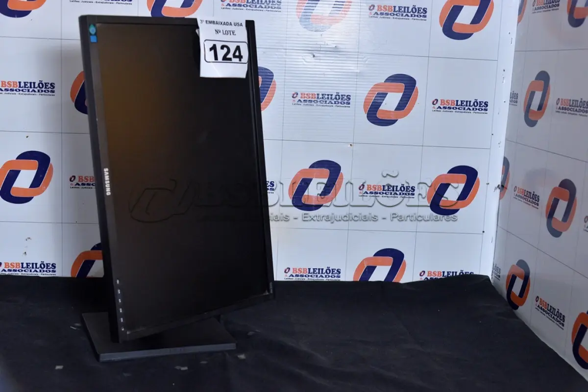 LOTE 124 - 01 MONITOR 22’’ LCD SEM O PÉ MARCA SAMSUNG. (NO ESTADO) AV9706K