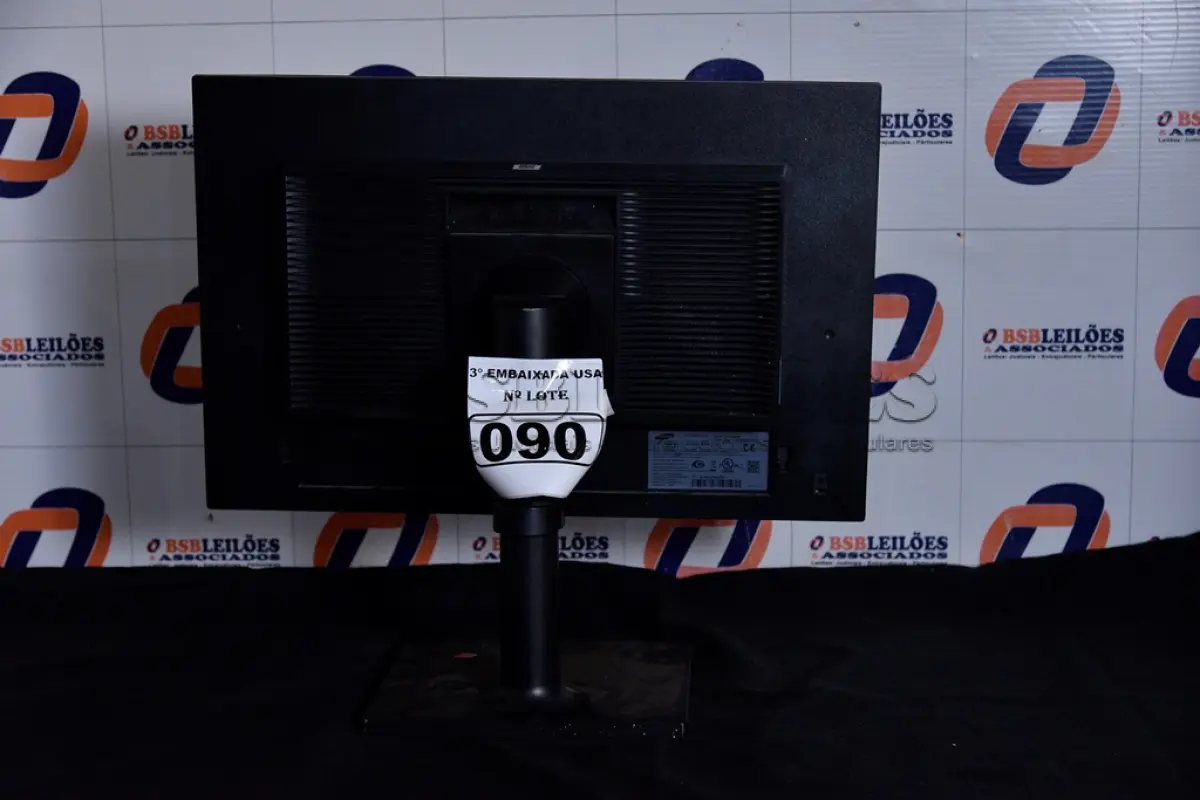 LOTE 090 - 01 MONITOR 22’’ MARCA SAMSUNG COM PÉ. (NO ESTADO) AV9705Y
