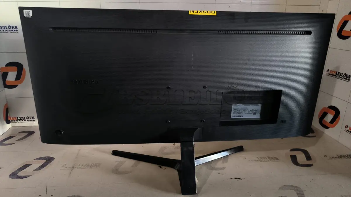 LOTE 180 - 01 MONITOR 34’’ MARCA SAMSUNG COM AVARIAS. (DISPLAY) (NO ESTADO) TELA TRINCADA BC9723S