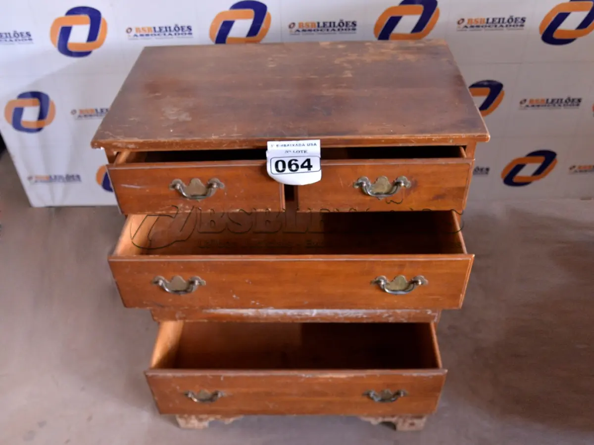 LOTE 064 - 01 CÔMODA EM MADEIRA COM 06 GAVETAS. (HIGHBOY) (NO ESTADO) AV9678F