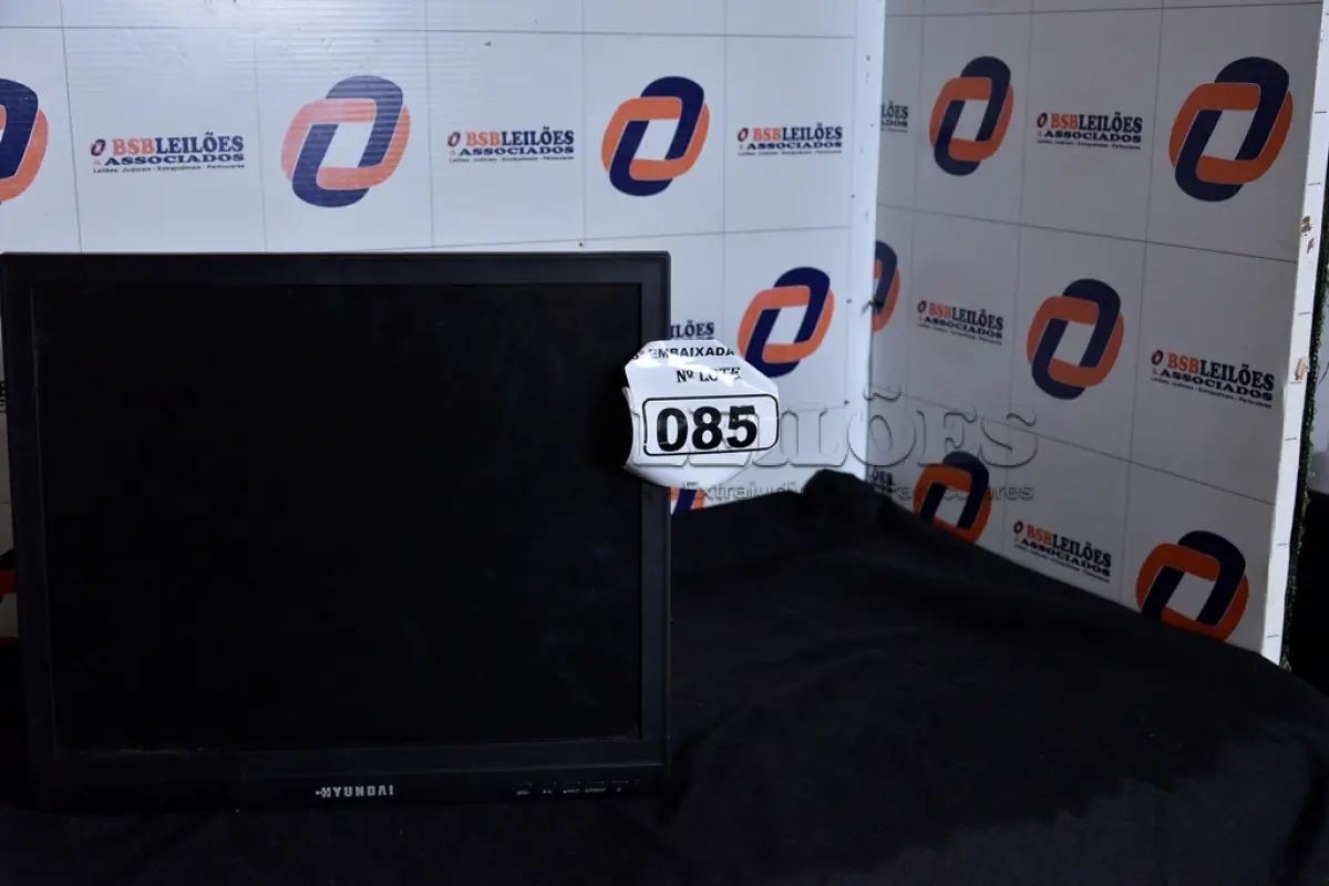 LOTE 085 - 01 MONITOR 19’’ LCD SEM O PÉ MARCA HYUNDAI. (NO ESTADO) AV9705J