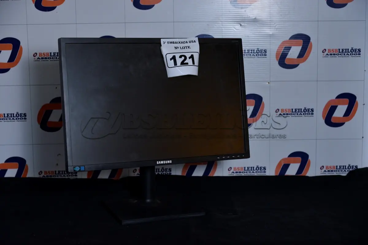 LOTE 121 - 01 MONITOR 22’’ LCD SEM O PÉ MARCA SAMSUNG. (NO ESTADO) AV9706V