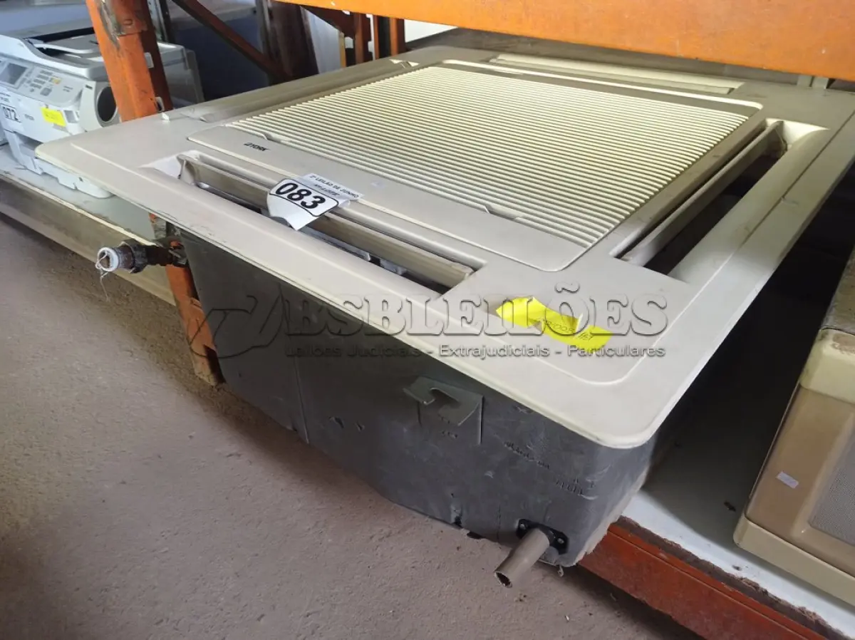 LOTE 083 - 01 EVAPORADORA DE TETO CASSETE MARCA YORK. (NO ESTADO) ATENÇÃO! FAZER A VISITAÇÃO ANTES DE ARREMATAR, NÃO SABEMOS SE FUNCIONA. LEILÃO NÃO TEM GARANTIA E NEM DEVOLUÇÃO, SUJEITO A POSSÍVEIS AVARIAS VISÍVEIS/OCULTAS E/OU AUSÊNCIA DE COMPONENTES.