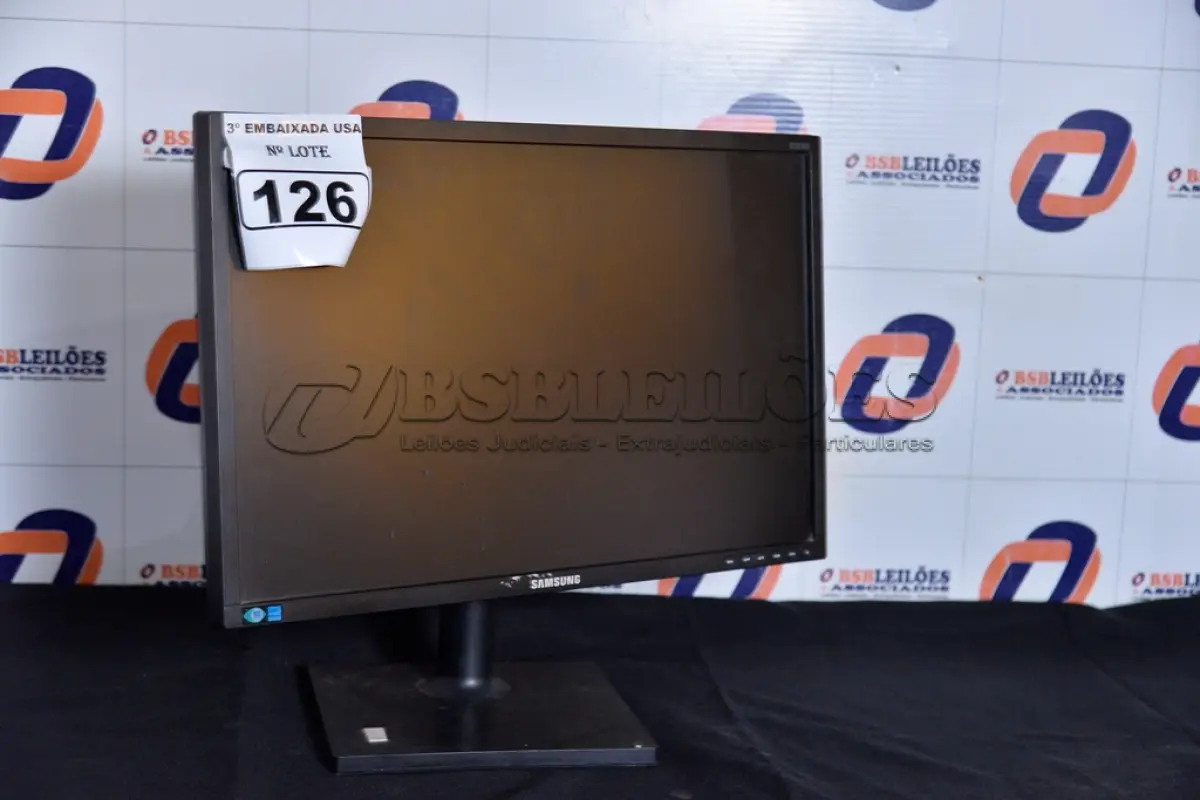LOTE 126 - 01 MONITOR 22’’ LCD SEM O PÉ MARCA SAMSUNG. (NO ESTADO) AV9706F