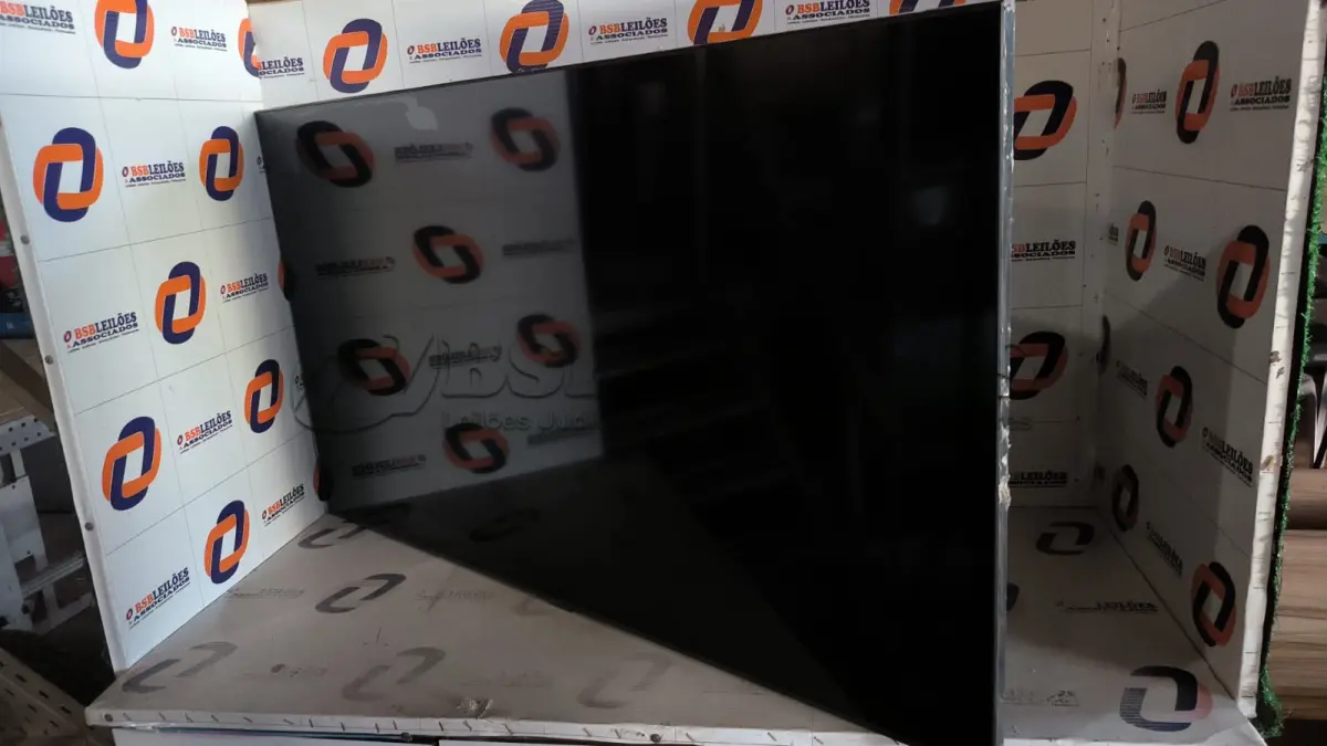 LOTE 181 - 01 SMART TV 55’’ MARCA SAMSUNG SEM CONTROLE COM AVARIAS. (SAMSUNG TELEVISION) (NO ESTADO) BJ7204L