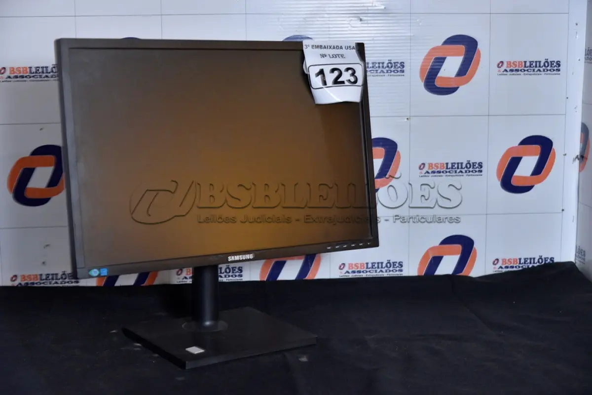 LOTE 123 - 01 MONITOR 22’’ LCD SEM O PÉ MARCA SAMSUNG. (NO ESTADO) AV9705L