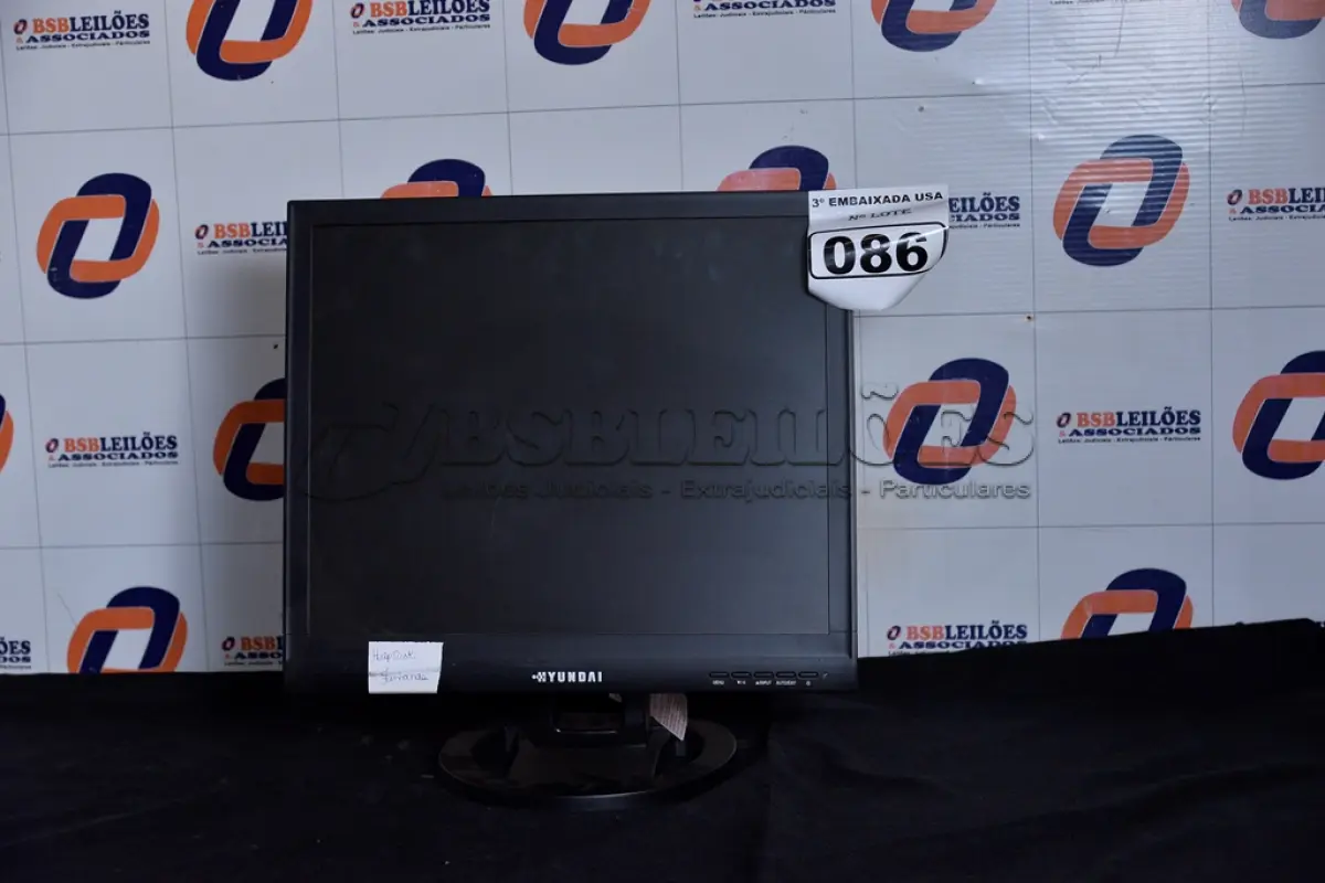 LOTE 086 - 01 MONITOR 19’’ LCD COM O PÉ MARCA HYUNDAI. (NO ESTADO) AV9706S