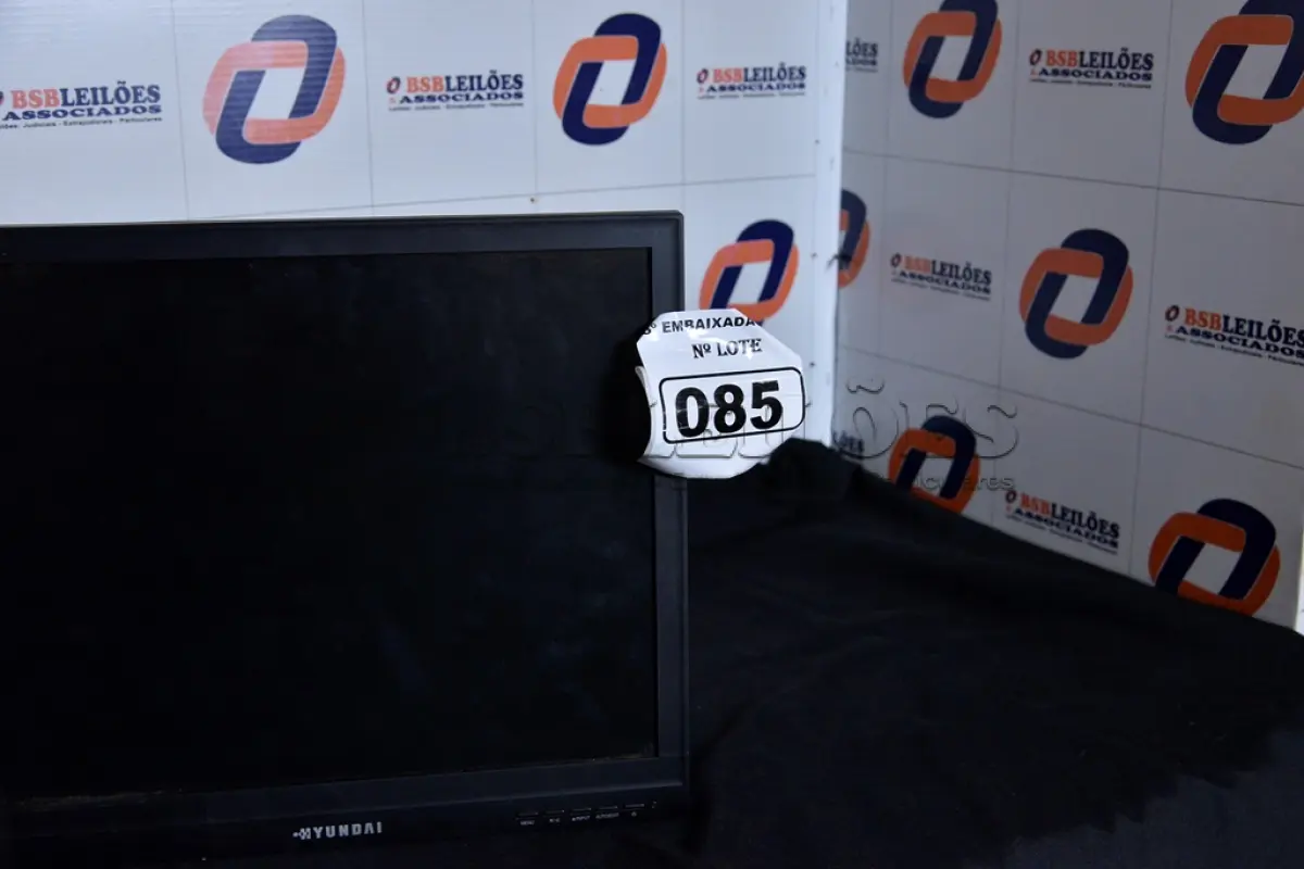 LOTE 085 - 01 MONITOR 19’’ LCD SEM O PÉ MARCA HYUNDAI. (NO ESTADO) AV9705J