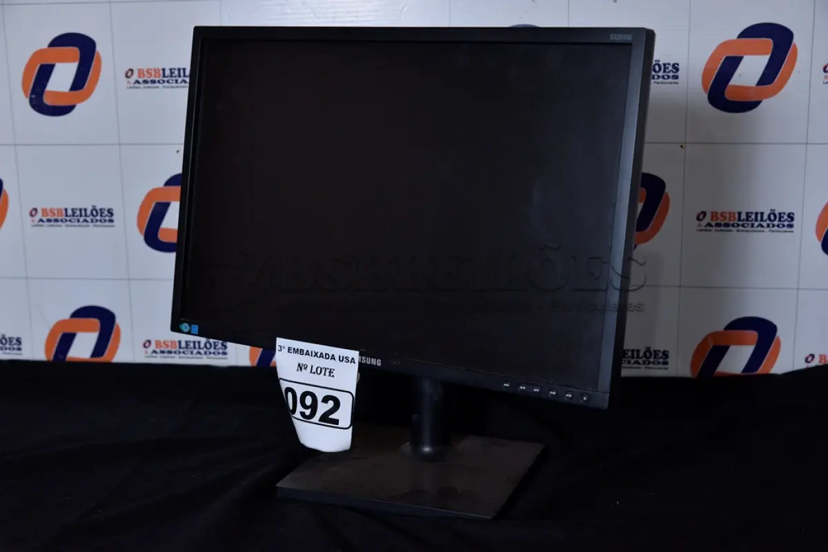 LOTE 092 - 01 MONITOR 22’’ MARCA SAMSUNG COM PÉ. (NO ESTADO) AV9705P
