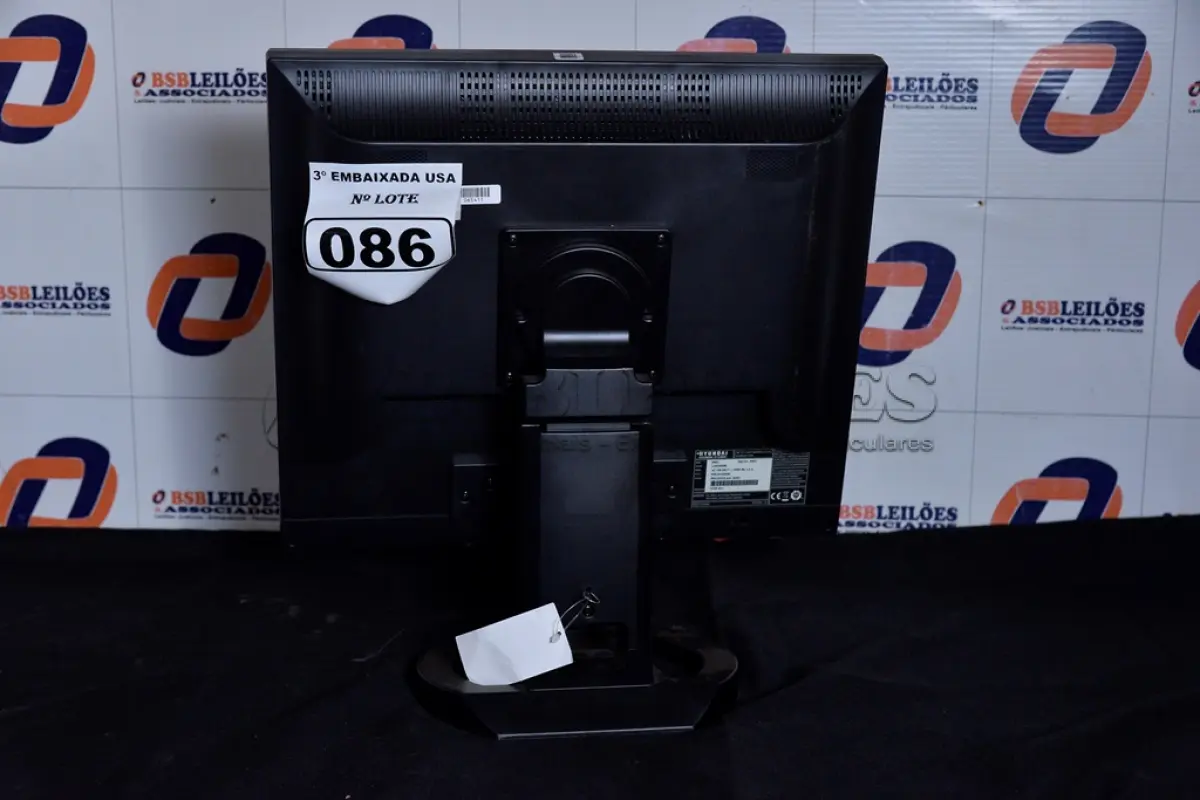 LOTE 086 - 01 MONITOR 19’’ LCD COM O PÉ MARCA HYUNDAI. (NO ESTADO) AV9706S