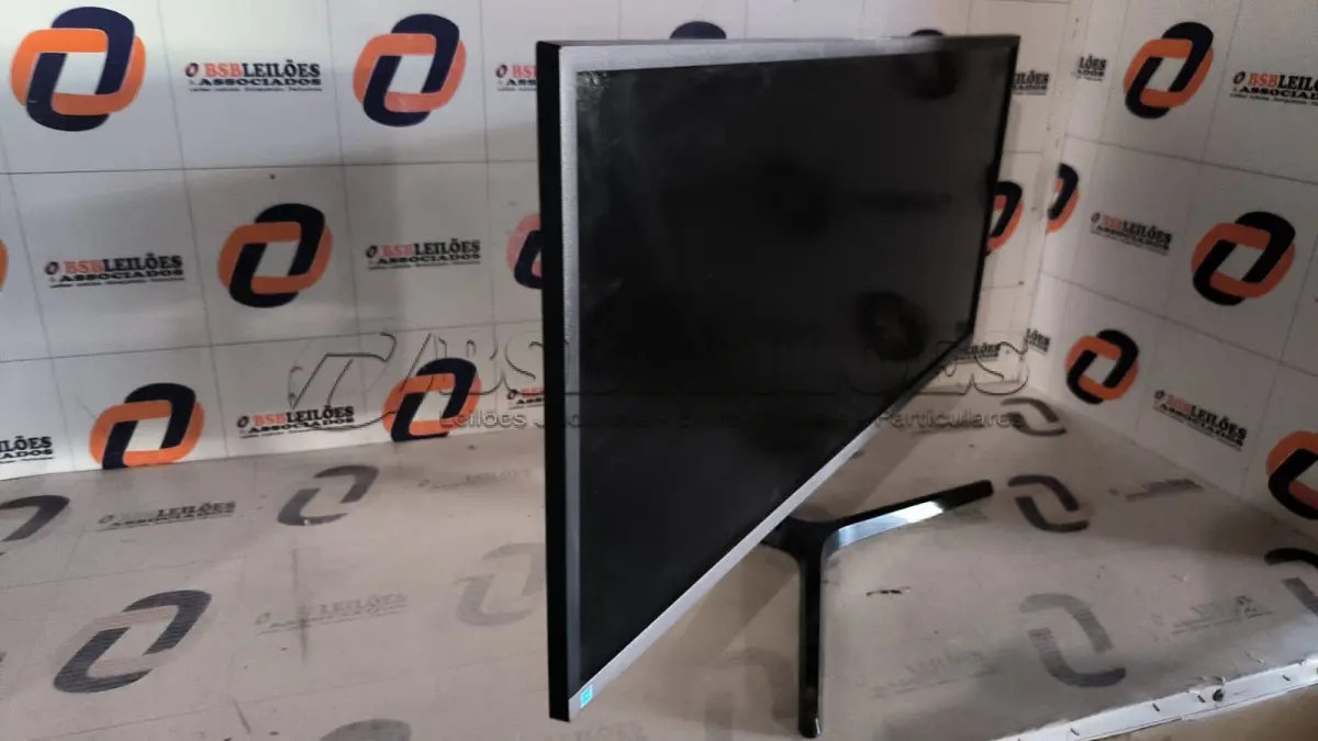 LOTE 180 - 01 MONITOR 34’’ MARCA SAMSUNG COM AVARIAS. (DISPLAY) (NO ESTADO) TELA TRINCADA BC9723S