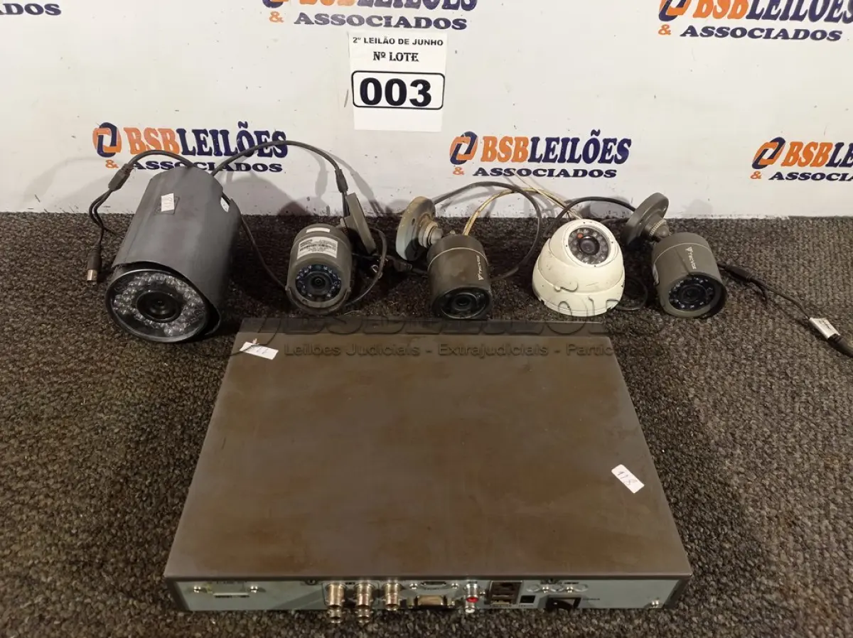 LOTE 003 - 01 SISTEMA DE CÂMERA DVR TECVOZ COM 05 CÂMERAS. (NO ESTADO) ATENÇÃO! FAZER A VISITAÇÃO ANTES DE ARREMATAR, NÃO SABEMOS SE FUNCIONA. LEILÃO NÃO TEM GARANTIA E NEM DEVOLUÇÃO, SUJEITO A POSSÍVEIS AVARIAS VISÍVEIS/OCULTAS E/OU AUSÊNCIA DE COMPONENTES.