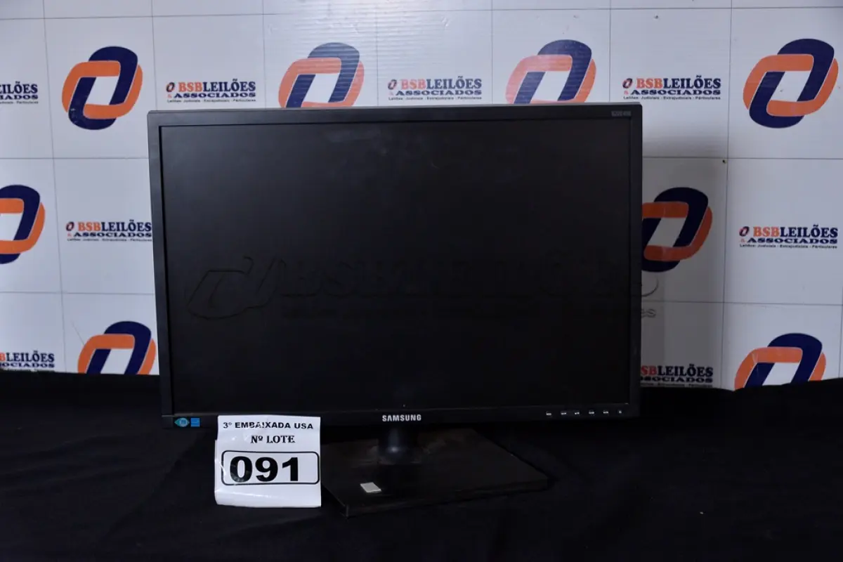 LOTE 091 - 01 MONITOR 22’’ MARCA SAMSUNG COM PÉ. (NO ESTADO) AV9706W