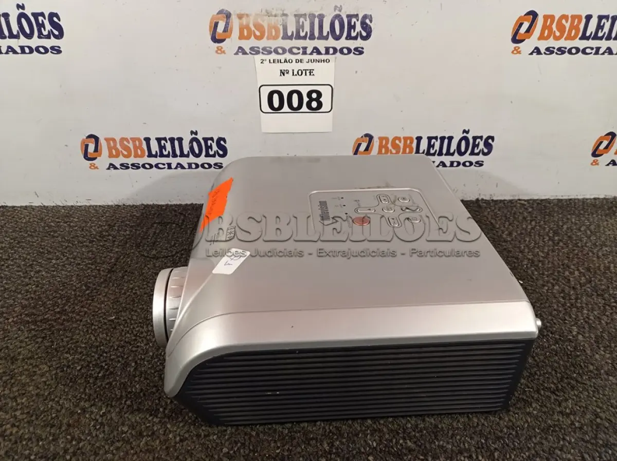 LOTE 008 - 01 PROJETOR MARCA SHARP XR-10S. (NO ESTADO) ATENÇÃO! FAZER A VISITAÇÃO ANTES DE ARREMATAR, NÃO SABEMOS SE FUNCIONA. LEILÃO NÃO TEM GARANTIA E NEM DEVOLUÇÃO, SUJEITO A POSSÍVEIS AVARIAS VISÍVEIS/OCULTAS E/OU AUSÊNCIA DE COMPONENTES.
