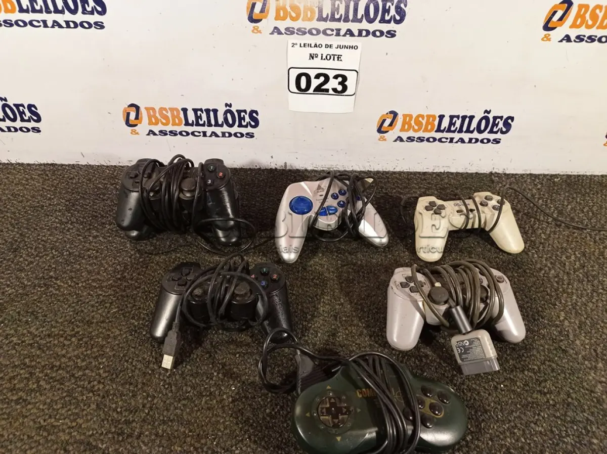 LOTE 023 - 07 CONTROLES DE VÍDEO GAME. (NO ESTADO) ATENÇÃO! FAZER A VISITAÇÃO ANTES DE ARREMATAR, NÃO SABEMOS SE FUNCIONA. LEILÃO NÃO TEM GARANTIA E NEM DEVOLUÇÃO, SUJEITO A POSSÍVEIS AVARIAS VISÍVEIS/OCULTAS E/OU AUSÊNCIA DE COMPONENTES.
