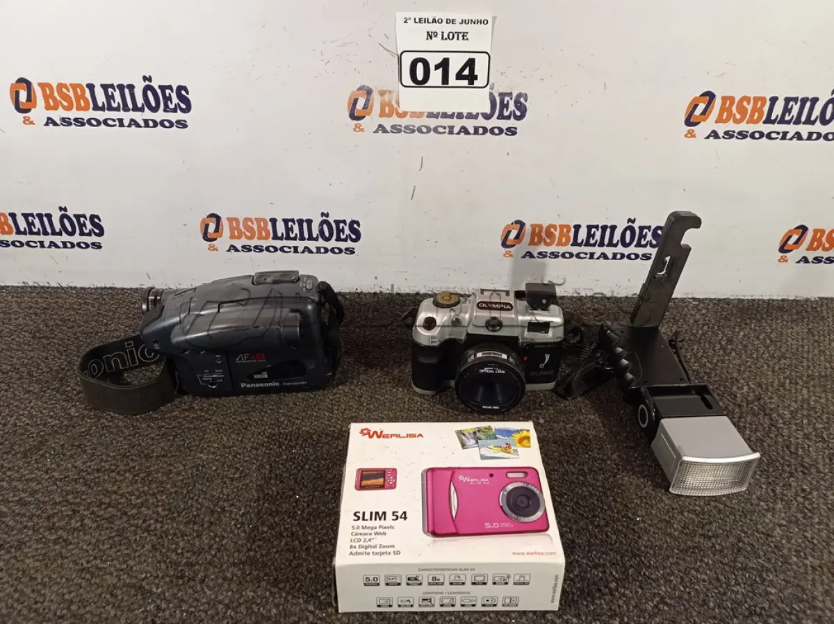 LOTE 014 - 01 CÂMERA FILMADORA PANASONIC AFX8, 01 CÂMERA WEB SLIM 54 COM CABOS E CASE E 01 CÂMERA DL2000 OLYMPIA. (NO ESTADO) ATENÇÃO! FAZER A VISITAÇÃO ANTES DE ARREMATAR, NÃO SABEMOS SE FUNCIONA. LEILÃO NÃO TEM GARANTIA E NEM DEVOLUÇÃO, SUJEITO A POSSÍVEIS AVARIAS VISÍVEIS/OCULTAS E/OU AUSÊNCIA DE COMPONENTES.