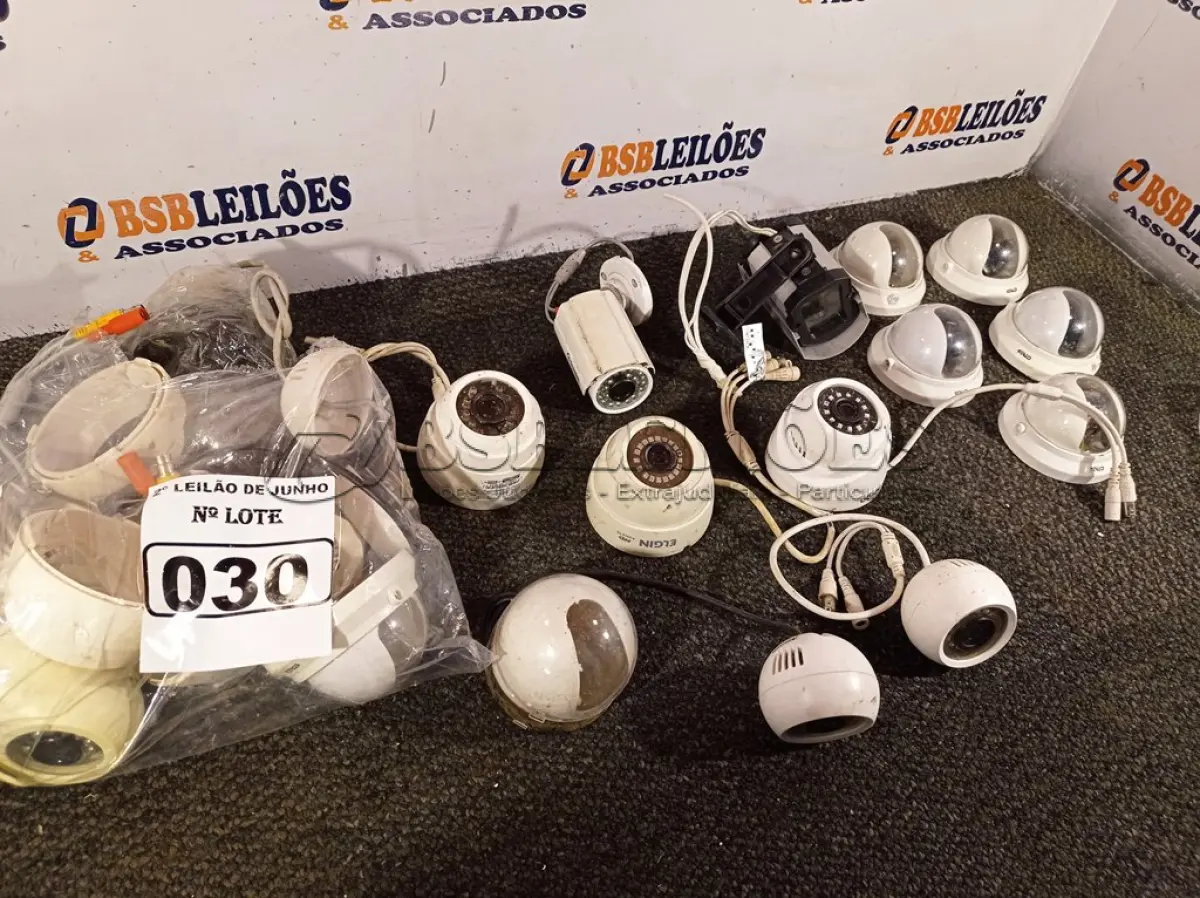 LOTE 030 - 01 LOTE COM VÁRIAS CÂMERAS DE SEGURANÇA. (NO ESTADO) ATENÇÃO! FAZER A VISITAÇÃO ANTES DE ARREMATAR, NÃO SABEMOS SE FUNCIONA. LEILÃO NÃO TEM GARANTIA E NEM DEVOLUÇÃO, SUJEITO A POSSÍVEIS AVARIAS VISÍVEIS/OCULTAS E/OU AUSÊNCIA DE COMPONENTES.
