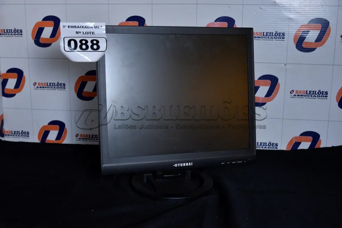 LOTE 088 - 01 MONITOR 19’’ LCD COM PÉ MARCA HYUNDAI. (NO ESTADO) AV9705K