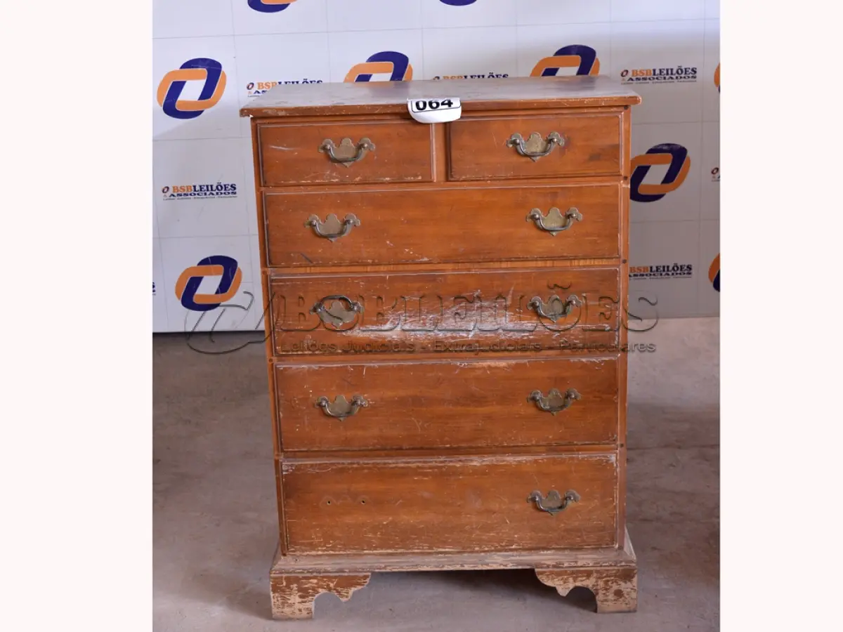 LOTE 064 - 01 CÔMODA EM MADEIRA COM 06 GAVETAS. (HIGHBOY) (NO ESTADO) AV9678F