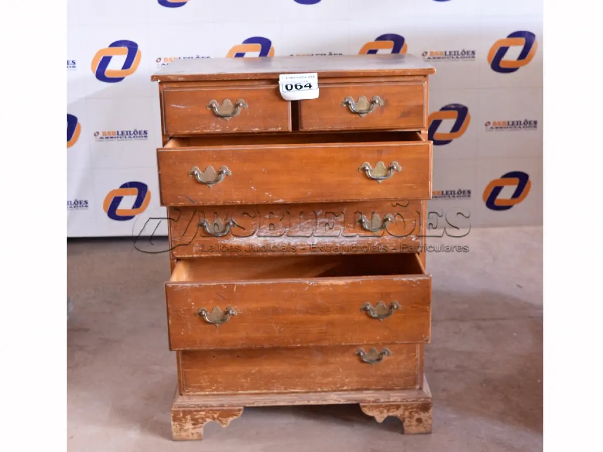 LOTE 064 - 01 CÔMODA EM MADEIRA COM 06 GAVETAS. (HIGHBOY) (NO ESTADO) AV9678F