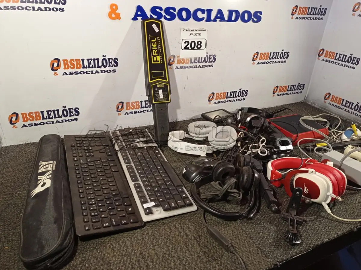LOTE 208 - 01 VÍDEO GAME NINTENDO WII COM 03 CONTROLES E FONTE CONVERSORA, 02 TECLADOS, 02 DETECTORES DE METAL E FONES DE OUVIDO. (NO ESTADO) ATENÇÃO! FAZER A VISITAÇÃO ANTES DE ARREMATAR, NÃO SABEMOS SE FUNCIONA. LEILÃO NÃO TEM GARANTIA E NEM DEVOLUÇÃO, SUJEITO A POSSÍVEIS AVARIAS VISÍVEIS/OCULTAS E/OU AUSÊNCIA DE COMPONENTES.