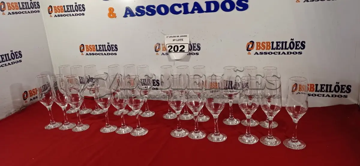 LOTE 202 - 24 TAÇAS PARA CHAMPANHE DIVERSAS. (NO ESTADO) ATENÇÃO! FAZER A VISITAÇÃO ANTES DE ARREMATAR, NÃO SABEMOS SE FUNCIONA. LEILÃO NÃO TEM GARANTIA E NEM DEVOLUÇÃO, SUJEITO A POSSÍVEIS AVARIAS VISÍVEIS/OCULTAS E/OU AUSÊNCIA DE COMPONENTES.