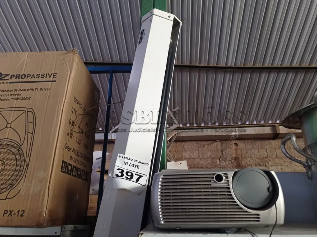 LOTE 397 - 01 PROJETOR MULTIMÍDIA MARCA INFOCUS E 01 TELA DE PROJEÇÃO. (NO ESTADO) ATENÇÃO! FAZER A VISITAÇÃO ANTES DE ARREMATAR, NÃO SABEMOS SE FUNCIONA. LEILÃO NÃO TEM GARANTIA E NEM DEVOLUÇÃO, SUJEITO A POSSÍVEIS AVARIAS VISÍVEIS/OCULTAS E/OU AUSÊNCIA DE COMPONENTES.