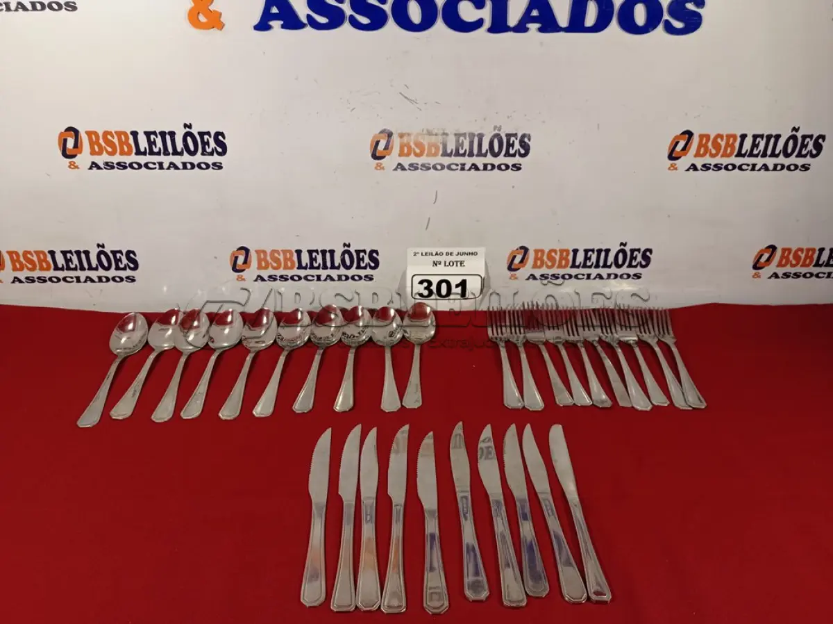 LOTE 301 - 01 LOTE COM 10 GARFOS, 10 COLHERES E 10 FACAS. (NO ESTADO) ATENÇÃO! FAZER A VISITAÇÃO ANTES DE ARREMATAR, NÃO SABEMOS SE FUNCIONA. LEILÃO NÃO TEM GARANTIA E NEM DEVOLUÇÃO, SUJEITO A POSSÍVEIS AVARIAS VISÍVEIS/OCULTAS E/OU AUSÊNCIA DE COMPONENTES.