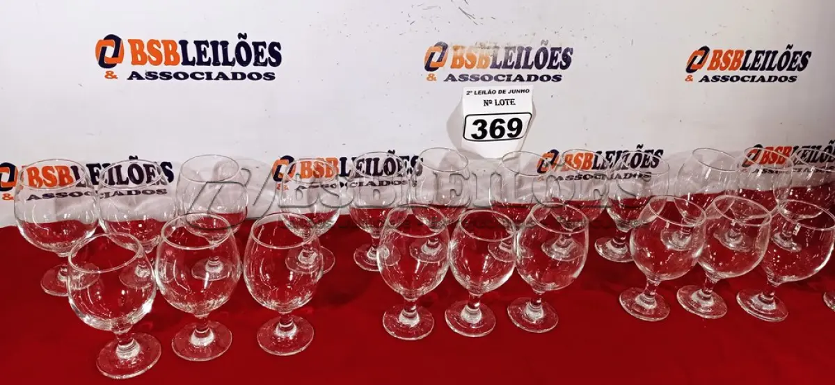 LOTE 369 - 24 TAÇAS PARA ÁGUA COM CAIXA EM MDF. (NO ESTADO) ATENÇÃO! FAZER A VISITAÇÃO ANTES DE ARREMATAR, NÃO SABEMOS SE FUNCIONA. LEILÃO NÃO TEM GARANTIA E NEM DEVOLUÇÃO, SUJEITO A POSSÍVEIS AVARIAS VISÍVEIS/OCULTAS E/OU AUSÊNCIA DE COMPONENTES.