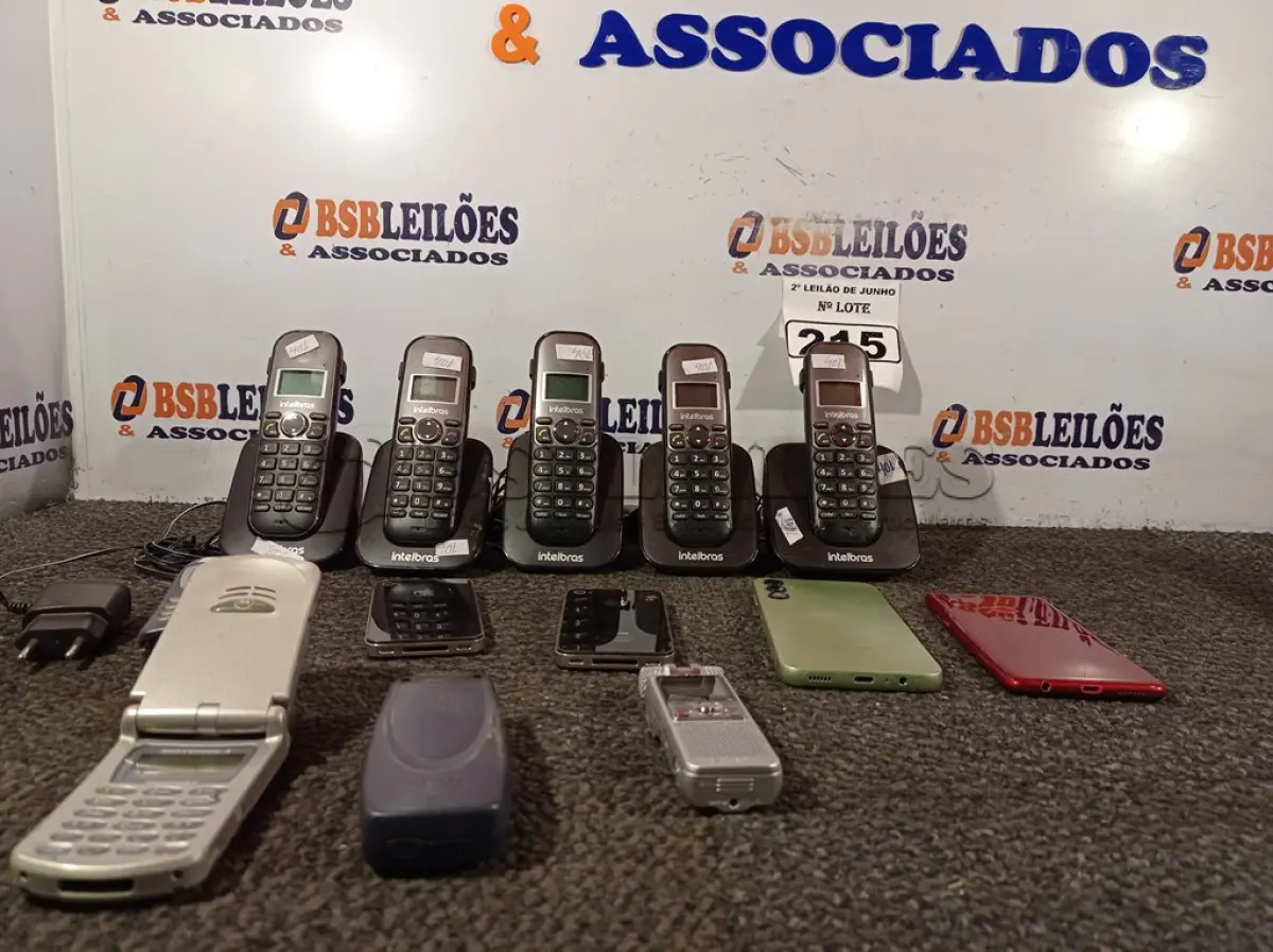 LOTE 215 - 01 LOTE COM 07 CELULARES DIVERSOS, 01 MINI GRAVADOR SONY E 05 TELEFONES SEM FIO. (NO ESTADO) ATENÇÃO! FAZER A VISITAÇÃO ANTES DE ARREMATAR, NÃO SABEMOS SE FUNCIONA. LEILÃO NÃO TEM GARANTIA E NEM DEVOLUÇÃO, SUJEITO A POSSÍVEIS AVARIAS VISÍVEIS/OCULTAS E/OU AUSÊNCIA DE COMPONENTES.