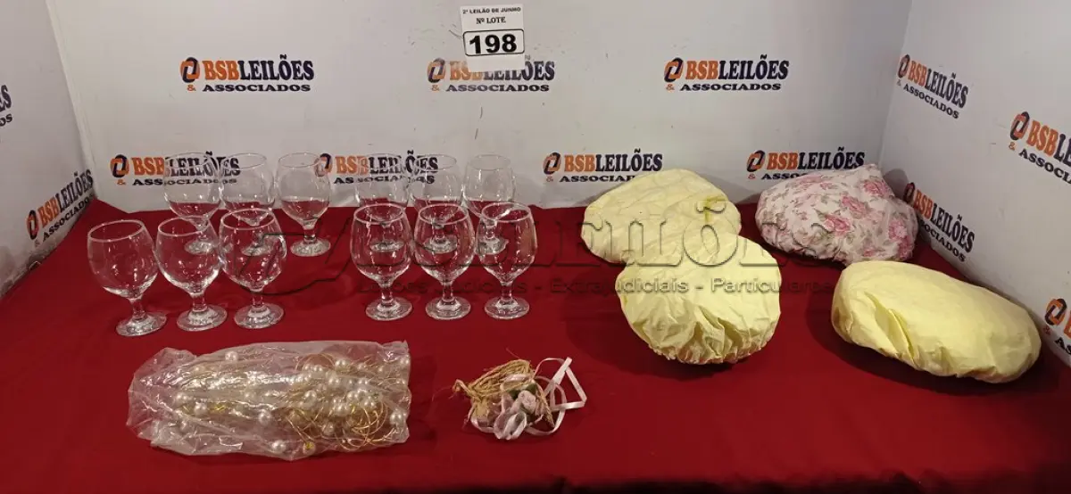 LOTE 198 - 12 TAÇAS PARA ÁGUA. (NO ESTADO) ATENÇÃO! FAZER A VISITAÇÃO ANTES DE ARREMATAR, NÃO SABEMOS SE FUNCIONA. LEILÃO NÃO TEM GARANTIA E NEM DEVOLUÇÃO, SUJEITO A POSSÍVEIS AVARIAS VISÍVEIS/OCULTAS E/OU AUSÊNCIA DE COMPONENTES.