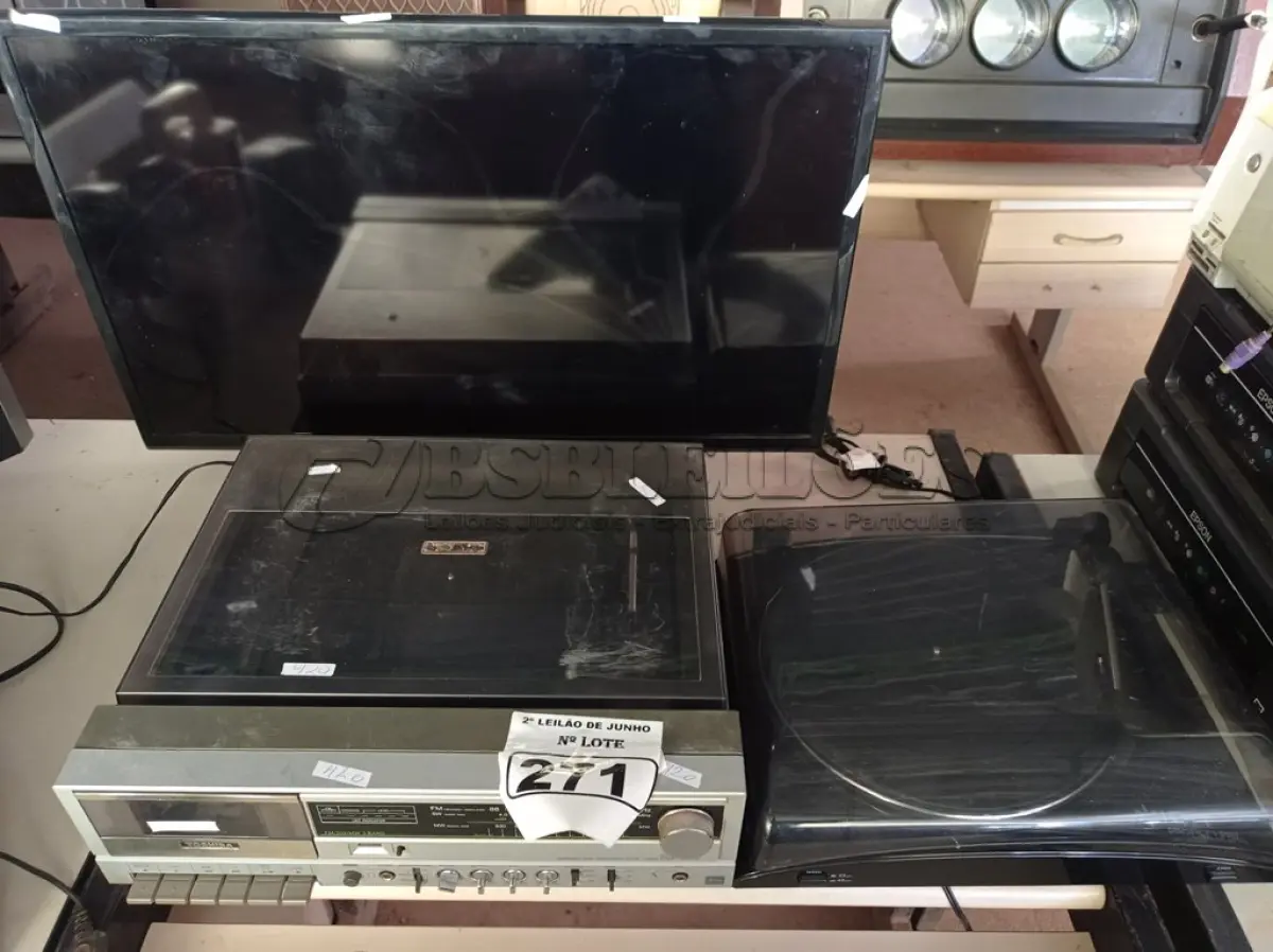 LOTE 271 - 01 TV 32’’ PARA RETIRADA DE PEÇAS, 01 TOCA DISCOS E 01 SOM TOSHIBA. (NO ESTADO) ATENÇÃO! FAZER A VISITAÇÃO ANTES DE ARREMATAR, NÃO SABEMOS SE FUNCIONA. LEILÃO NÃO TEM GARANTIA E NEM DEVOLUÇÃO, SUJEITO A POSSÍVEIS AVARIAS VISÍVEIS/OCULTAS E/OU AUSÊNCIA DE COMPONENTES.