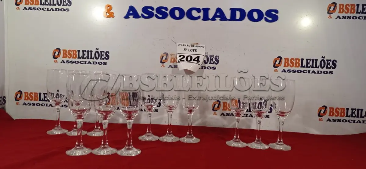 LOTE 204 - 12 TAÇAS PARA CHAMPANHE DIVERSAS. (NO ESTADO) ATENÇÃO! FAZER A VISITAÇÃO ANTES DE ARREMATAR, NÃO SABEMOS SE FUNCIONA. LEILÃO NÃO TEM GARANTIA E NEM DEVOLUÇÃO, SUJEITO A POSSÍVEIS AVARIAS VISÍVEIS/OCULTAS E/OU AUSÊNCIA DE COMPONENTES.