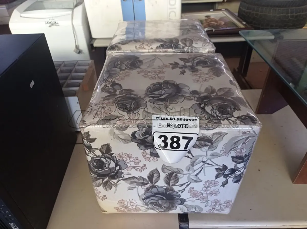 LOTE 387 - 02 PUFFS COM RODINHAS. (NO ESTADO) ATENÇÃO! FAZER A VISITAÇÃO ANTES DE ARREMATAR, NÃO SABEMOS SE FUNCIONA. LEILÃO NÃO TEM GARANTIA E NEM DEVOLUÇÃO, SUJEITO A POSSÍVEIS AVARIAS VISÍVEIS/OCULTAS E/OU AUSÊNCIA DE COMPONENTES.