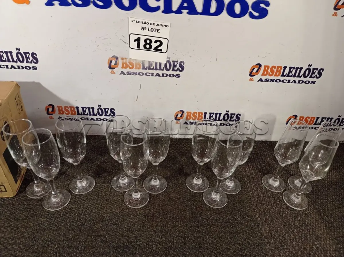 LOTE 182 - 12 TAÇAS PARA CHAMPANHE DIVERSAS. (NO ESTADO) ATENÇÃO! FAZER A VISITAÇÃO ANTES DE ARREMATAR, NÃO SABEMOS SE FUNCIONA. LEILÃO NÃO TEM GARANTIA E NEM DEVOLUÇÃO, SUJEITO A POSSÍVEIS AVARIAS VISÍVEIS/OCULTAS E/OU AUSÊNCIA DE COMPONENTES.