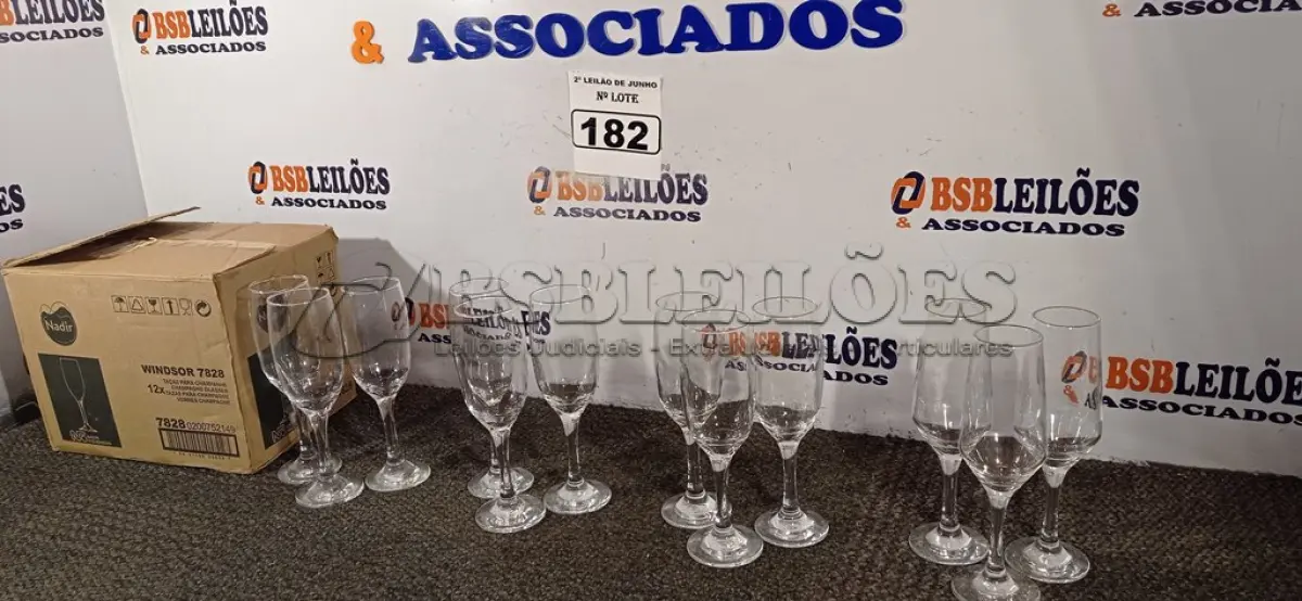 LOTE 182 - 12 TAÇAS PARA CHAMPANHE DIVERSAS. (NO ESTADO) ATENÇÃO! FAZER A VISITAÇÃO ANTES DE ARREMATAR, NÃO SABEMOS SE FUNCIONA. LEILÃO NÃO TEM GARANTIA E NEM DEVOLUÇÃO, SUJEITO A POSSÍVEIS AVARIAS VISÍVEIS/OCULTAS E/OU AUSÊNCIA DE COMPONENTES.