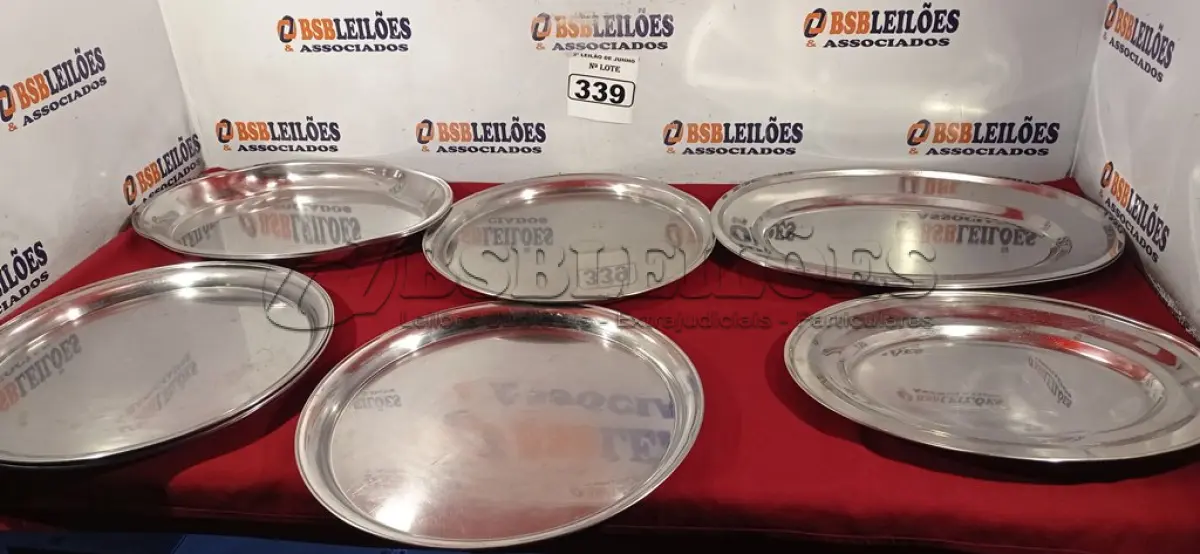 LOTE 339 - 10 BANDEJAS, SENDO 05 PARA SALADA E 05 PARA GARÇOM. (NO ESTADO) ATENÇÃO! FAZER A VISITAÇÃO ANTES DE ARREMATAR, NÃO SABEMOS SE FUNCIONA. LEILÃO NÃO TEM GARANTIA E NEM DEVOLUÇÃO, SUJEITO A POSSÍVEIS AVARIAS VISÍVEIS/OCULTAS E/OU AUSÊNCIA DE COMPONENTES.
