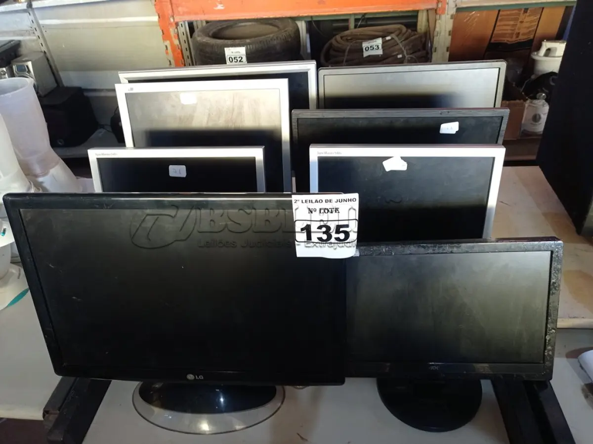 LOTE 135 - 08 MONITORES LCD MARCAS E MODELOS DIVERSOS COM AVARIAS. (NO ESTADO) ATENÇÃO! FAZER A VISITAÇÃO ANTES DE ARREMATAR, NÃO SABEMOS SE FUNCIONA. LEILÃO NÃO TEM GARANTIA E NEM DEVOLUÇÃO, SUJEITO A POSSÍVEIS AVARIAS VISÍVEIS/OCULTAS E/OU AUSÊNCIA DE COMPONENTES.
