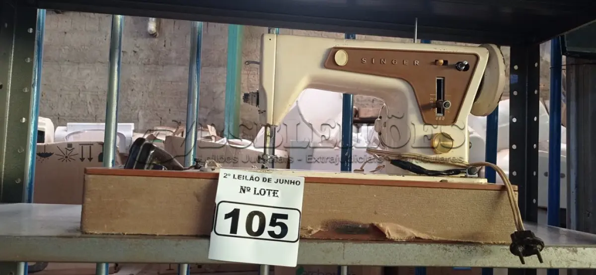 LOTE 105 - 01 MÁQUINA DE COSTURA ANTIGA MARCA SINGER. (NO ESTADO) ATENÇÃO! FAZER A VISITAÇÃO ANTES DE ARREMATAR, NÃO SABEMOS SE FUNCIONA. LEILÃO NÃO TEM GARANTIA E NEM DEVOLUÇÃO, SUJEITO A POSSÍVEIS AVARIAS VISÍVEIS/OCULTAS E/OU AUSÊNCIA DE COMPONENTES.