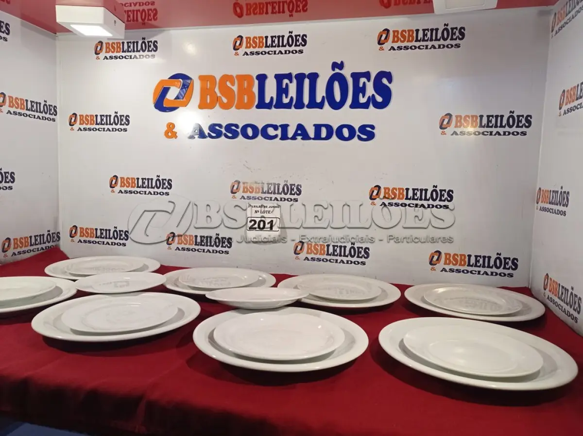 LOTE 201 - 08 PRATOS RASOS E 10 DE SOBREMESA. (NO ESTADO) ATENÇÃO! FAZER A VISITAÇÃO ANTES DE ARREMATAR, NÃO SABEMOS SE FUNCIONA. LEILÃO NÃO TEM GARANTIA E NEM DEVOLUÇÃO, SUJEITO A POSSÍVEIS AVARIAS VISÍVEIS/OCULTAS E/OU AUSÊNCIA DE COMPONENTES.