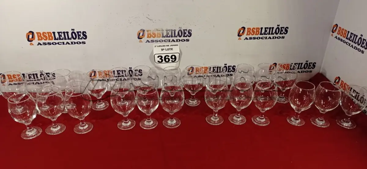 LOTE 369 - 24 TAÇAS PARA ÁGUA COM CAIXA EM MDF. (NO ESTADO) ATENÇÃO! FAZER A VISITAÇÃO ANTES DE ARREMATAR, NÃO SABEMOS SE FUNCIONA. LEILÃO NÃO TEM GARANTIA E NEM DEVOLUÇÃO, SUJEITO A POSSÍVEIS AVARIAS VISÍVEIS/OCULTAS E/OU AUSÊNCIA DE COMPONENTES.