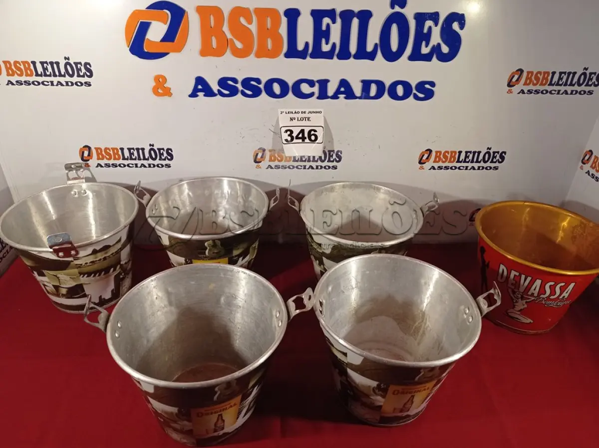 LOTE 346 - 06 BALDES PARA GELO. (NO ESTADO) ATENÇÃO! FAZER A VISITAÇÃO ANTES DE ARREMATAR, NÃO SABEMOS SE FUNCIONA. LEILÃO NÃO TEM GARANTIA E NEM DEVOLUÇÃO, SUJEITO A POSSÍVEIS AVARIAS VISÍVEIS/OCULTAS E/OU AUSÊNCIA DE COMPONENTES.
