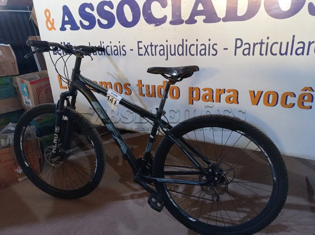 LOTE 141 - 01 BICICLETA GTA. (NO ESTADO) ATENÇÃO! FAZER A VISITAÇÃO ANTES DE ARREMATAR, NÃO SABEMOS SE FUNCIONA. LEILÃO NÃO TEM GARANTIA E NEM DEVOLUÇÃO, SUJEITO A POSSÍVEIS AVARIAS VISÍVEIS/OCULTAS E/OU AUSÊNCIA DE COMPONENTES.