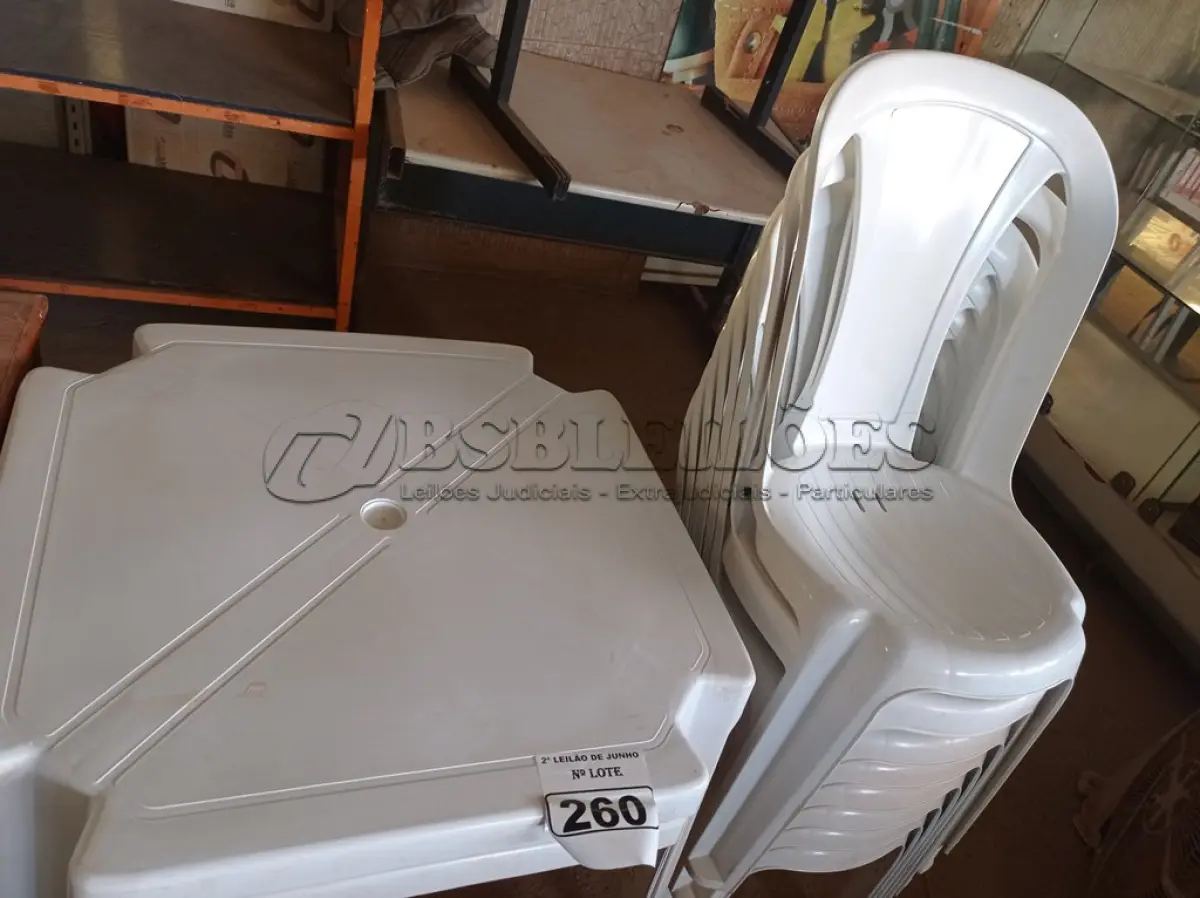 LOTE 260 - 02 JOGOS DE MESAS QUADRADAS DE PLÁSTICO NA COR BRANCA. (NO ESTADO) ATENÇÃO! FAZER A VISITAÇÃO ANTES DE ARREMATAR, NÃO SABEMOS SE FUNCIONA. LEILÃO NÃO TEM GARANTIA E NEM DEVOLUÇÃO, SUJEITO A POSSÍVEIS AVARIAS VISÍVEIS/OCULTAS E/OU AUSÊNCIA DE COMPONENTES.
