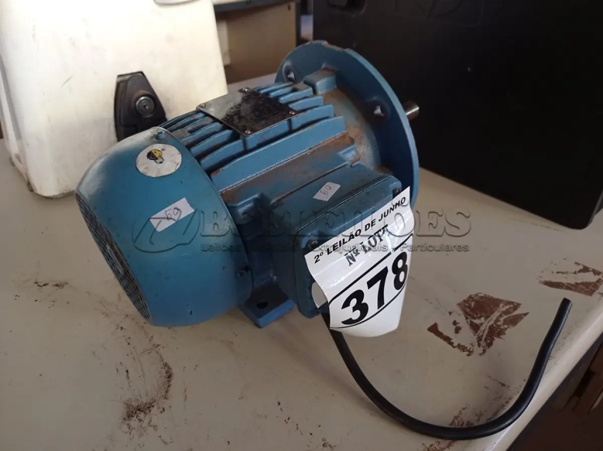 LOTE 378 - 01 MOTOR ELÉTRICO TRIFÁSICO WEG 1.0CV NA COR AZUL. (NO ESTADO) ATENÇÃO! FAZER A VISITAÇÃO ANTES DE ARREMATAR, NÃO SABEMOS SE FUNCIONA. LEILÃO NÃO TEM GARANTIA E NEM DEVOLUÇÃO, SUJEITO A POSSÍVEIS AVARIAS VISÍVEIS/OCULTAS E/OU AUSÊNCIA DE COMPONENTES.