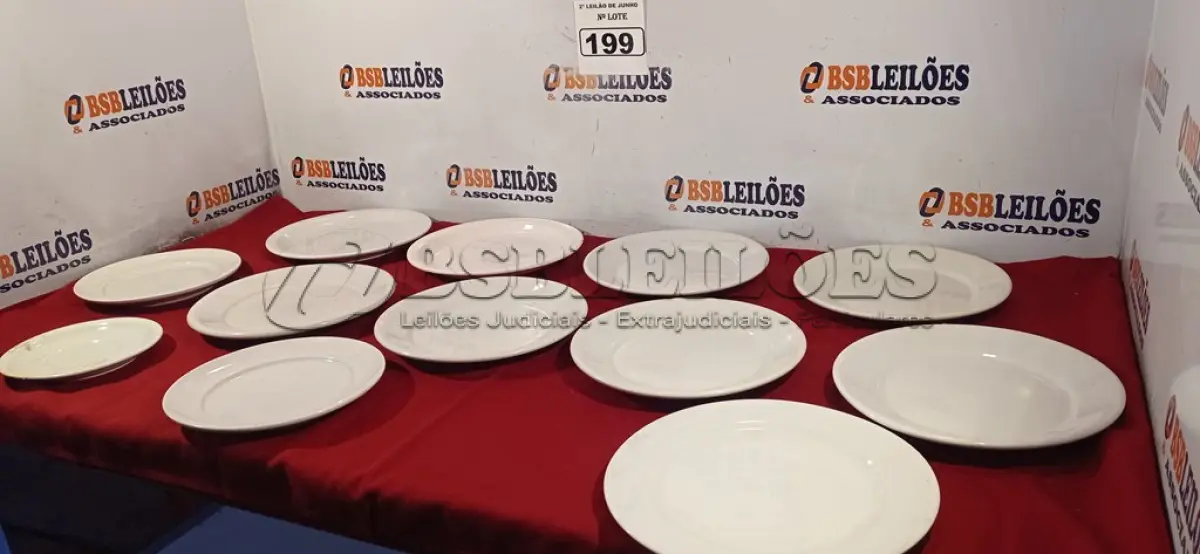LOTE 199 - 09 PRATOS DIVERSOS, TECIDOS PARA SOUSPLAT E 32 ARGOLAS PARA GUARDANAPOS. (NO ESTADO) ATENÇÃO! FAZER A VISITAÇÃO ANTES DE ARREMATAR, NÃO SABEMOS SE FUNCIONA. LEILÃO NÃO TEM GARANTIA E NEM DEVOLUÇÃO, SUJEITO A POSSÍVEIS AVARIAS VISÍVEIS/OCULTAS E/OU AUSÊNCIA DE COMPONENTES.