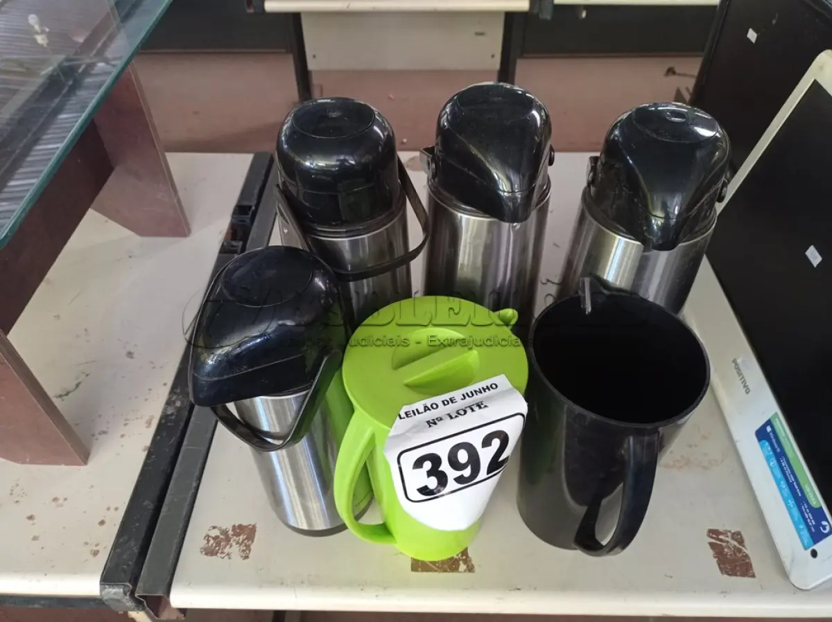 LOTE 392 - 04 GARRAFAS DE CAFÉ DE TAMANHOS DIVERSOS EM INOX E 02 JARRAS. (NO ESTADO) ATENÇÃO! FAZER A VISITAÇÃO ANTES DE ARREMATAR, NÃO SABEMOS SE FUNCIONA. LEILÃO NÃO TEM GARANTIA E NEM DEVOLUÇÃO, SUJEITO A POSSÍVEIS AVARIAS VISÍVEIS/OCULTAS E/OU AUSÊNCIA DE COMPONENTES.